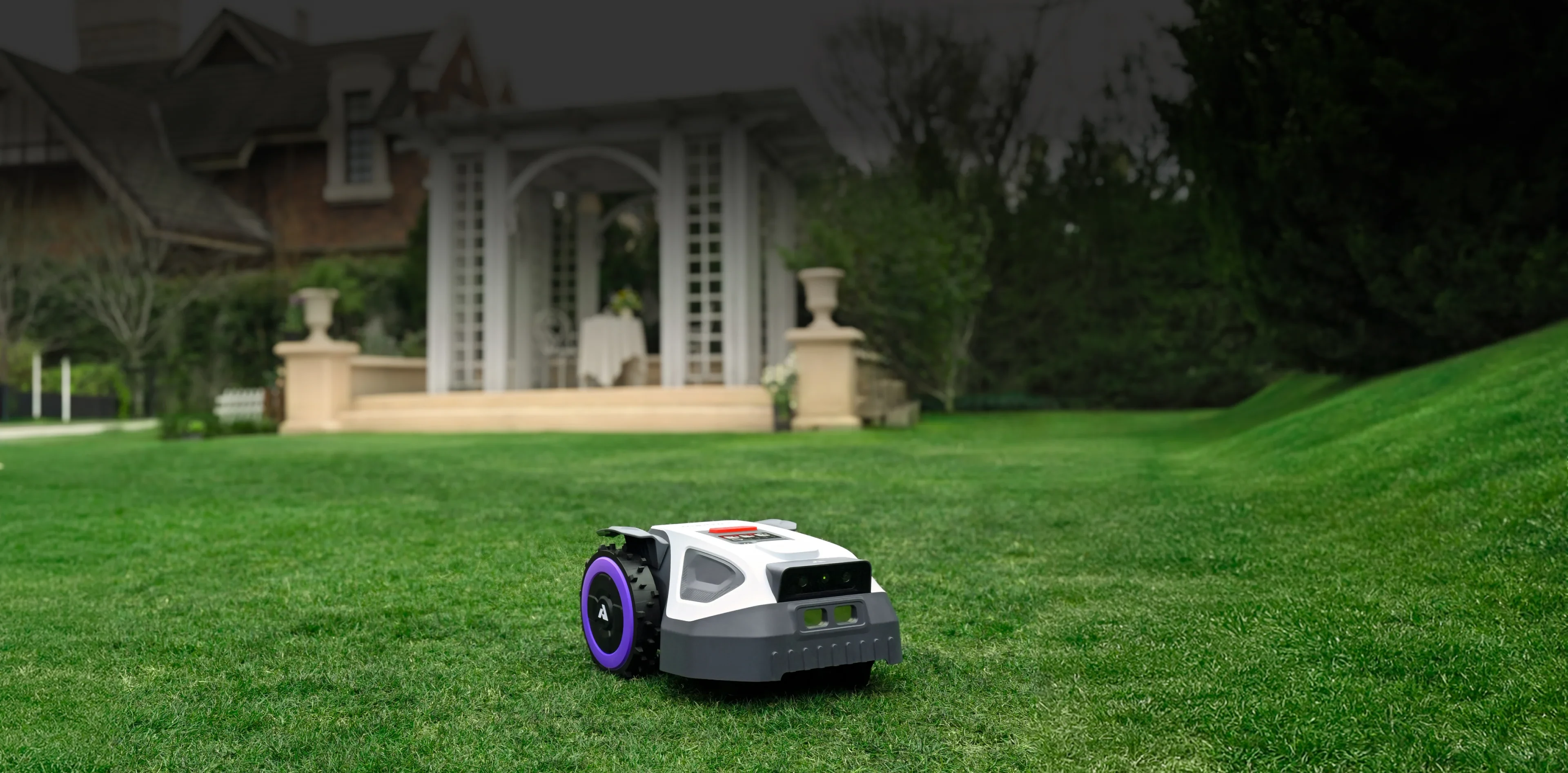 ANTHBOT M5 Mähroboter auf einer weitläufigen Rasenfläche