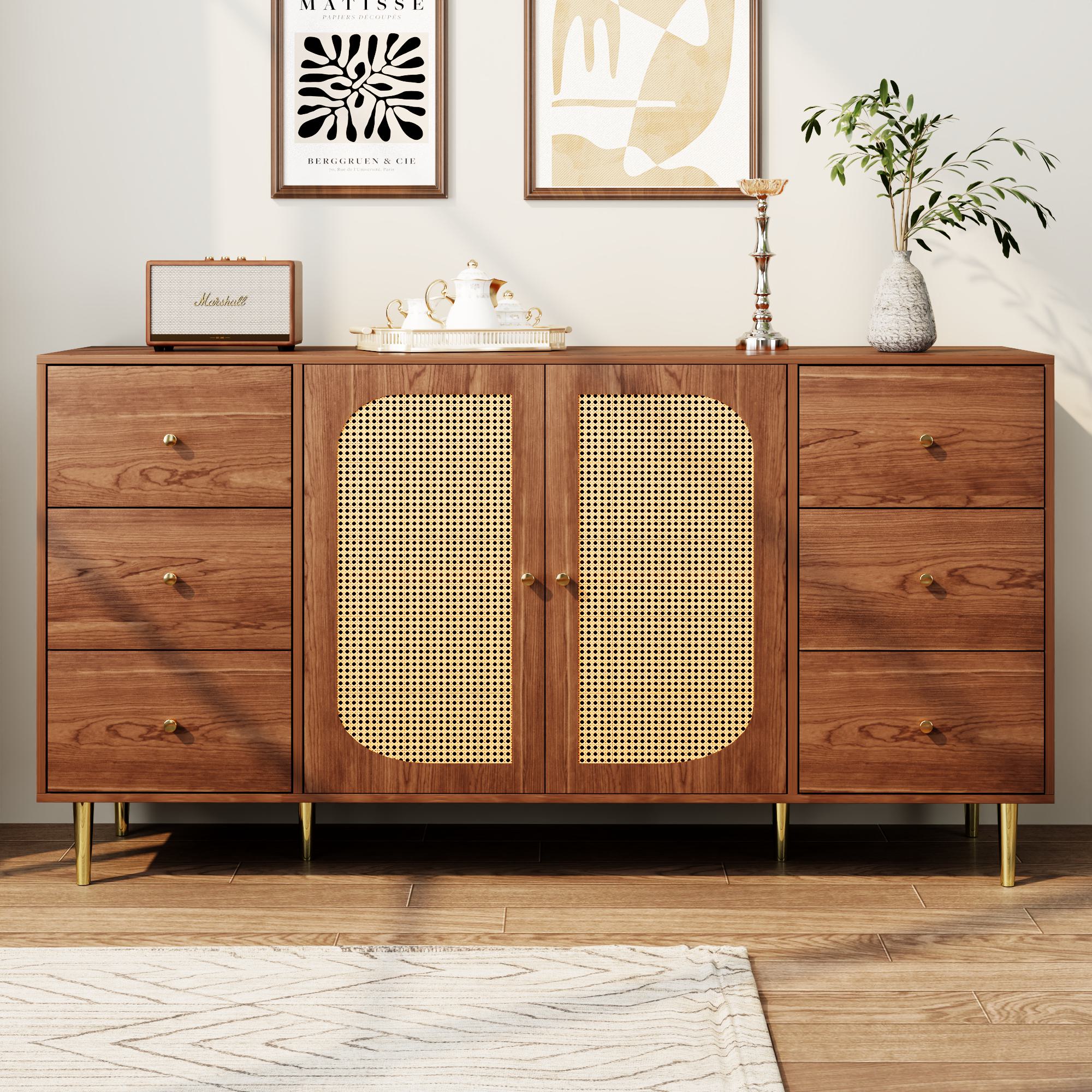 Rattan-Sideboard mit sechs Schubladen und zwei Türen in einem warm eingerichteten Wohnraum