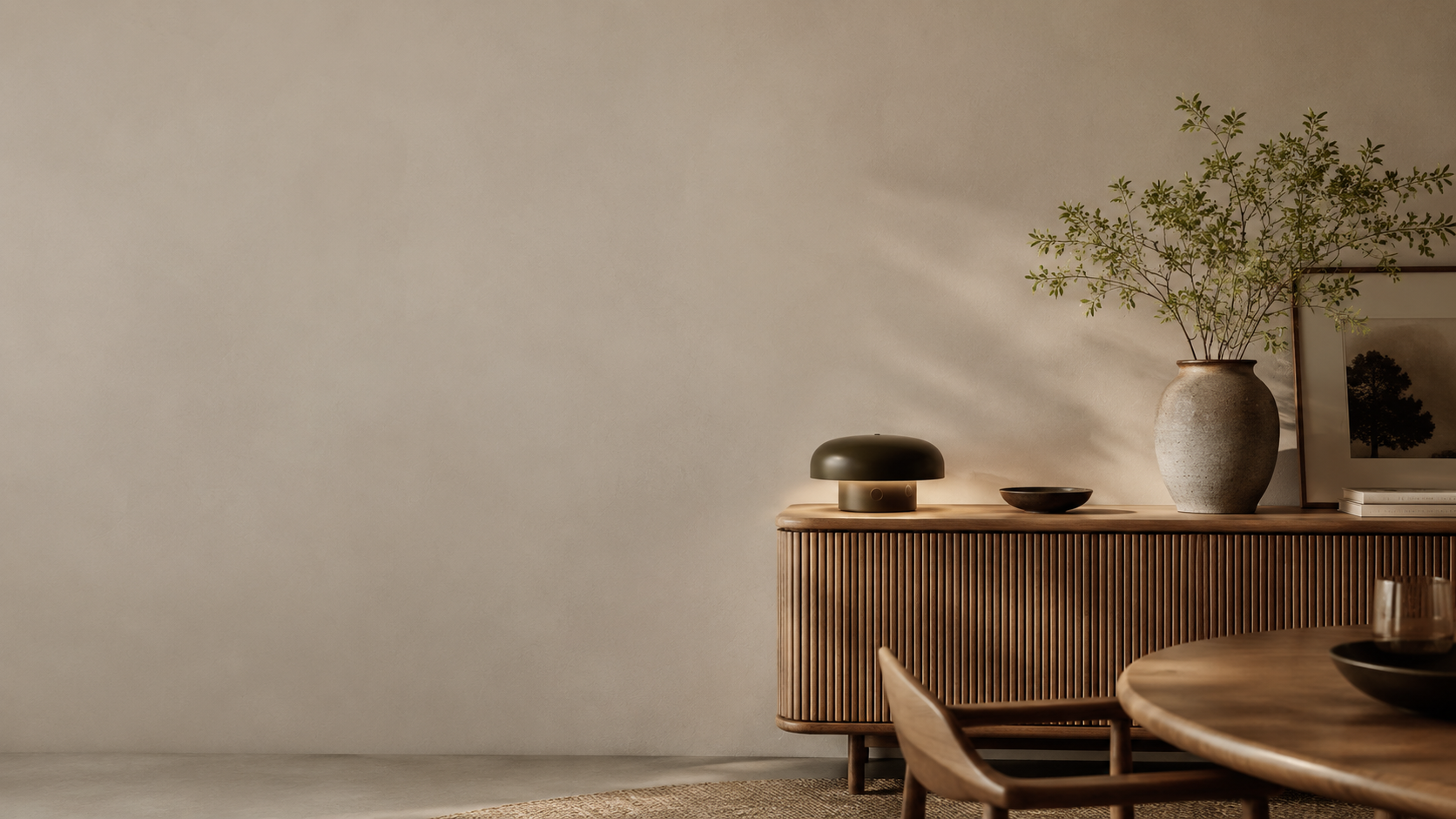 Helle Interior-Szene mit ruhig arrangierten Wohnaccessoires auf einem Sideboard